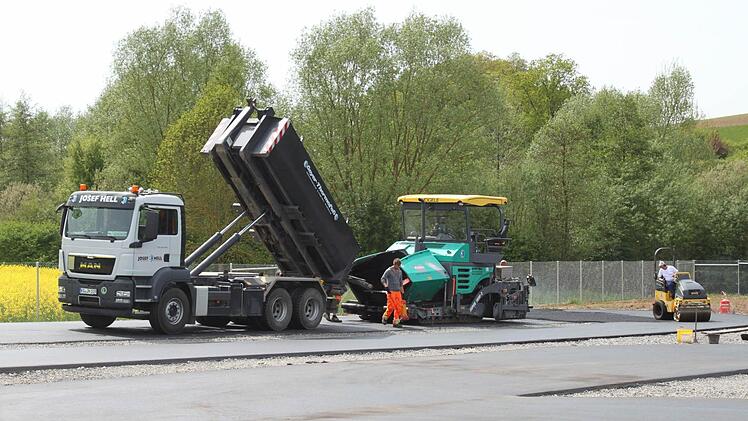 Die Kartbahn wird noch geteert. Foto: Thomas Mäuser