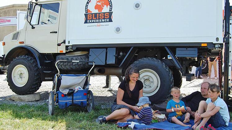 Ein Picknick im Schatten der riesigen Wüstenfahrzeuge