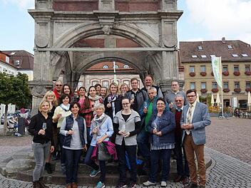 Mitarbeiter mehrerer Touristinformationen machen auf ihrer Tour Station auf dem Hammelburger Marktplatz. Foto: Arkadius Guzy