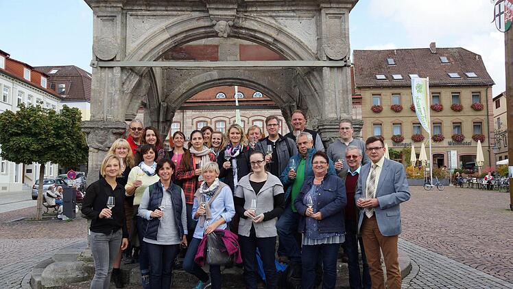 Mitarbeiter mehrerer Touristinformationen machen auf ihrer Tour Station auf dem Hammelburger Marktplatz. Foto: Arkadius Guzy