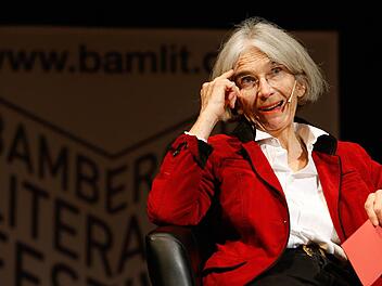 Donna Leon mit einem der roten Zettel, der bei der Übersetzung half. Foto: Matthias Hoch