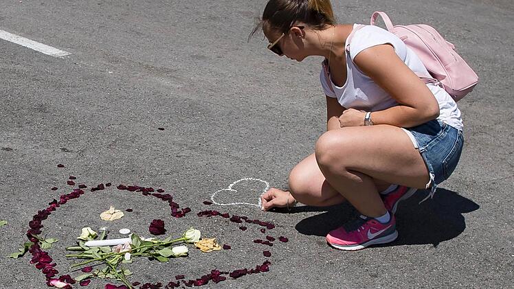Eine junge Frau trauert in Nizza um die von einem islamistischen Terroristen Ermordeten Foto: dpa