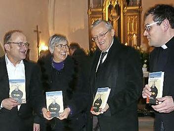 Über die im Buch erschienenen Reformationsgeschichten freuen sich Gemeindepfarrer Peter Herbert, Regionalbischöfin Dorothea Greiner, Bezirksheimatpfleger Günter Dippold und der katholische Pfarrer Florian Stark. Foto: Paul Pöhlmann