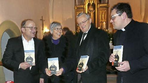 Über die im Buch erschienenen Reformationsgeschichten freuen sich Gemeindepfarrer Peter Herbert, Regionalbischöfin Dorothea Greiner, Bezirksheimatpfleger Günter Dippold und der katholische Pfarrer Florian Stark. Foto: Paul Pöhlmann