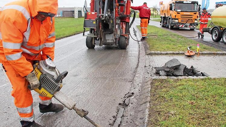 Am westlichen Ortseingang von Adelsdorf wird der alte Fahrbahnbelag abgetragen.  Foto: Andreas Dorsch