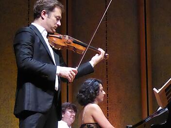 Die Pianistin Khatia Buniatishvili und der Geiger Renaud Capuçon lieferten sich bei ihrem Konzert im Rossini-Saal spannenden Gefechte. Foto: Gerhild Ahnert