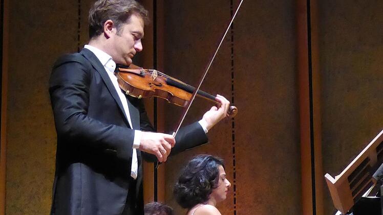Die Pianistin Khatia Buniatishvili und der Geiger Renaud Capuçon lieferten sich bei ihrem Konzert im Rossini-Saal spannenden Gefechte. Foto: Gerhild Ahnert