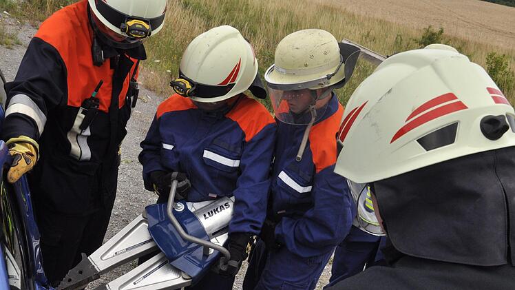 Retten, löschen, bergen, schützen - voller Einsatz für die jungen Feuerwehrleute. Fünf verschiedene Aufgaben wurden ihnen bei der 24-Stunden-Übung gestellt. Foto: Daniel Wiener