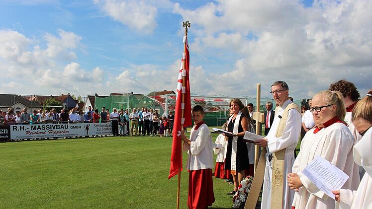 Auf dem neu angelegten Spielfeld: Pfarrer Wolfgang Schmidt und Pfarrerin Angelika Steinbauer spendeten den Segen (rechts)