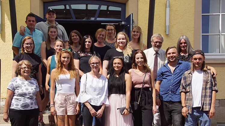 Die Absolventen der Fachakademie für Sozialpädagogik Haßfurt, die nun nach Abschluss des Berufsanerkennungsjahres ihre endgültigen Diplome aus den Händen ihrer Lehrkräfte entgegennehmen konnten. Foto: Sabine Weinbeer