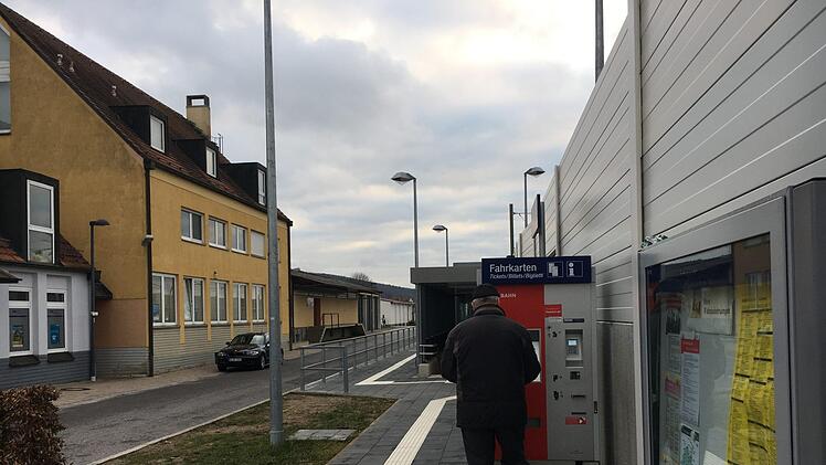 Er treibt kein Unwesen, sondern will am Zapfendorfer Bahngelände nur einen Fahrschein. Foto: Anette Schreiber