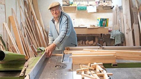 Josef Nimmerrichter beim Zuschneiden der Quer- und Langhölzer für 250 Kreuze als Gastgeschenk der Delegation aus Weisendorf und Herzogenaurach Foto: privat