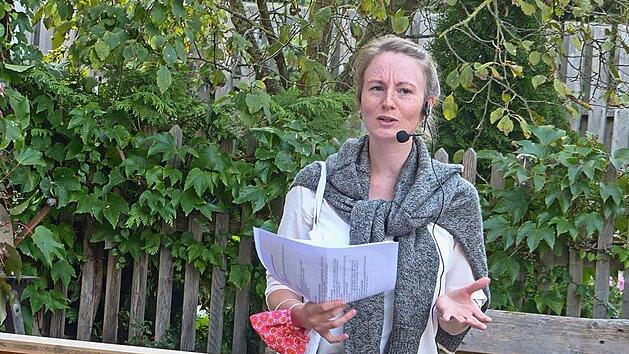 Anna Katharina Paar bei der Vier-Höfe-Tour. Sie stellte Gemeinderäten und interessierten Bürgern unterschiedliche Bio-Landwirte (hier in Kronungen) und deren Konzepte näher vor. Foto:  Hans-Peter Hepp