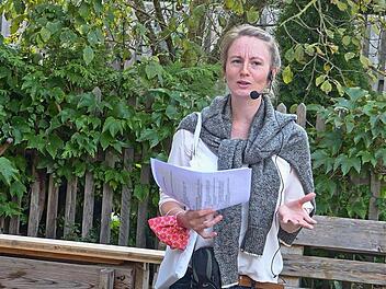 Anna Katharina Paar bei der Vier-Höfe-Tour. Sie stellte Gemeinderäten und interessierten Bürgern unterschiedliche Bio-Landwirte (hier in Kronungen) und deren Konzepte näher vor. Foto:  Hans-Peter Hepp