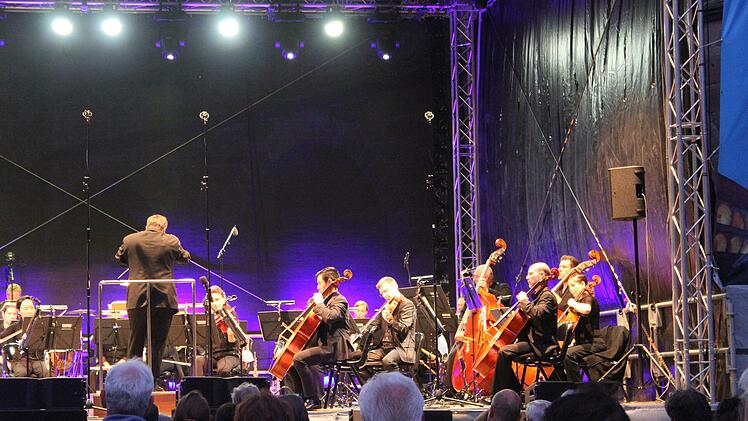 Vor der magisch illuminierten Plassenburg begeisterten die Hofer Symphoniker mit Gastdirigent Enrico Delamboye mit einem symphonischen Feuerwerk. Foto: Sonny Adam