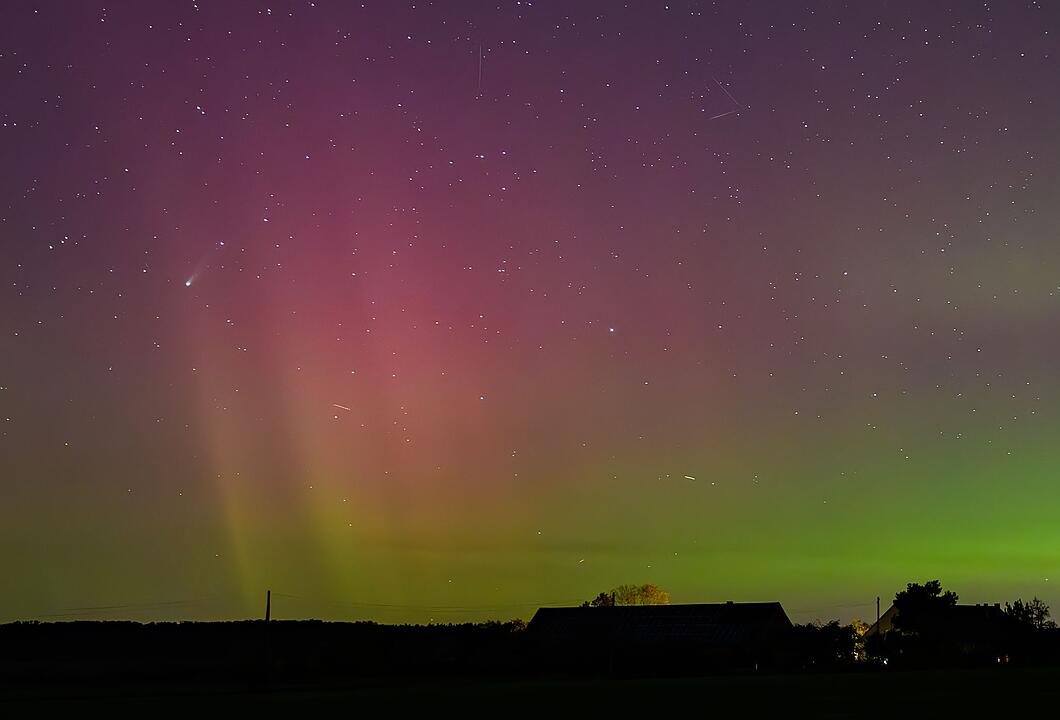 Polarlicht und Komet leuchten am Nachthimmel