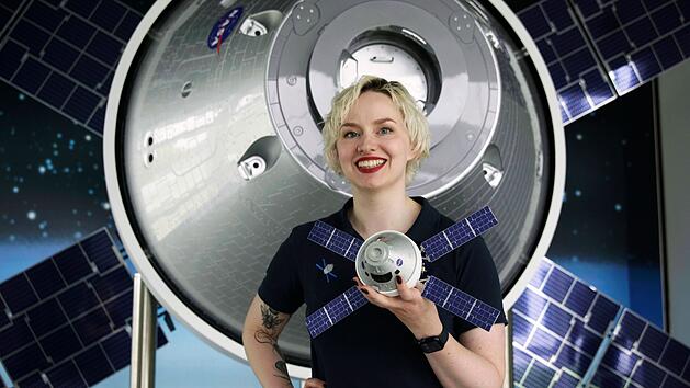 Raumfahrtingenieurin Annemarie Lohse stellt in Bremen ein Modell des Orion-Raumschiffs vor.