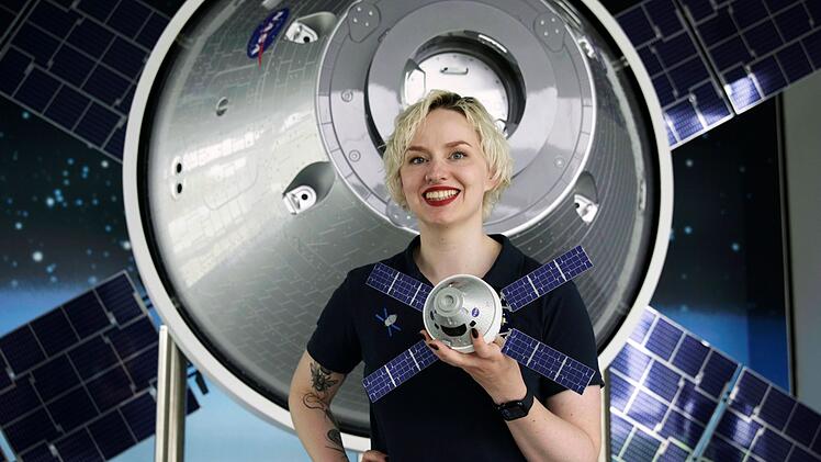 Raumfahrtingenieurin Annemarie Lohse stellt in Bremen ein Modell des Orion-Raumschiffs vor.