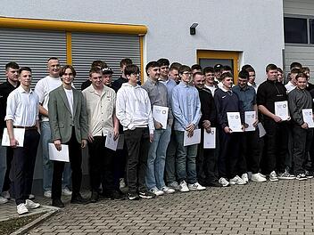 Die Freizusprechenden mit Obermeister Heinz Schuchbauer und Gesch&auml;ftsstellenleiter Stefan K&ouml;ppe.