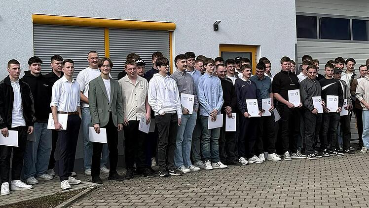 Die Freizusprechenden mit Obermeister Heinz Schuchbauer und Gesch&auml;ftsstellenleiter Stefan K&ouml;ppe.