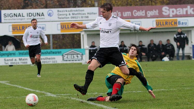 Pech hat hier der Sander Sebastian Götz (links), dass er vor dem Strafraum noch zu Fall gebracht wird. Foto: Günther  Geiling
