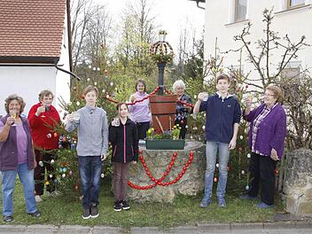 Die "Haacher" stoßen darauf an, dass ihr Osterbrunnen mit 105 Jahren der Älteste in der Fränkischen Schweiz ist. Mitgeholfen haben unter anderem Elfriede und Julian Herzer, Luise Hofmann, Anneliese Nüßlein, Christine Ott und die Familie Wengert.  Foto: Reinhard Löwisch