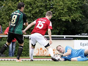 Hier kann Memmelsdorfs Torhüter Sascha Haupt den Ball klären, dennoch musste er im Spiel gegen SC Eltersdorf - auch aufgrund eigener Fehler - dreimal hinter sich greifen. Fotos: sportpress