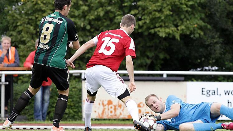 Hier kann Memmelsdorfs Torhüter Sascha Haupt den Ball klären, dennoch musste er im Spiel gegen SC Eltersdorf - auch aufgrund eigener Fehler - dreimal hinter sich greifen. Fotos: sportpress