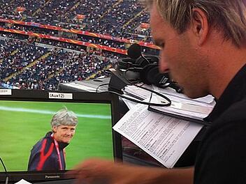 Jochen Kaupers Arbeitsplatz auf der Pressetribüne im Stadion. Unser Bild entstand beim Finale der Fußball-Weltmeisterschaft der Frauen 2011 zwischen den USA und Japan in Schweden. Auf dem Bildschirm ist US-Trainerin Pia Sundhage zu sehen. Fotos: privat