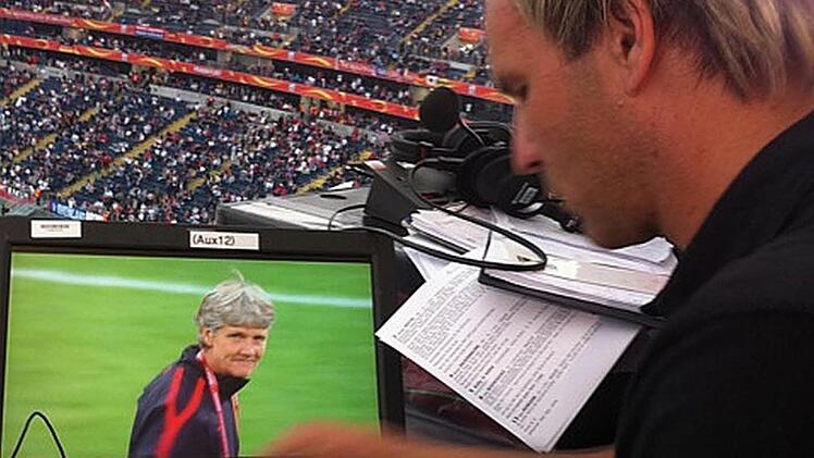 Jochen Kaupers Arbeitsplatz auf der Pressetribüne im Stadion. Unser Bild entstand beim Finale der Fußball-Weltmeisterschaft der Frauen 2011 zwischen den USA und Japan in Schweden. Auf dem Bildschirm ist US-Trainerin Pia Sundhage zu sehen. Fotos: privat