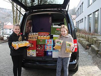 Scarlett Rosemann und Julia Schmidt (von links) haben 115 Euro Spendengelder gesammelt und davon Lebensmittel für die Tafel kauft. Ihre Aktion läuft wie die Ice-Bucket-Challenge. Foto: Julia Schilling
