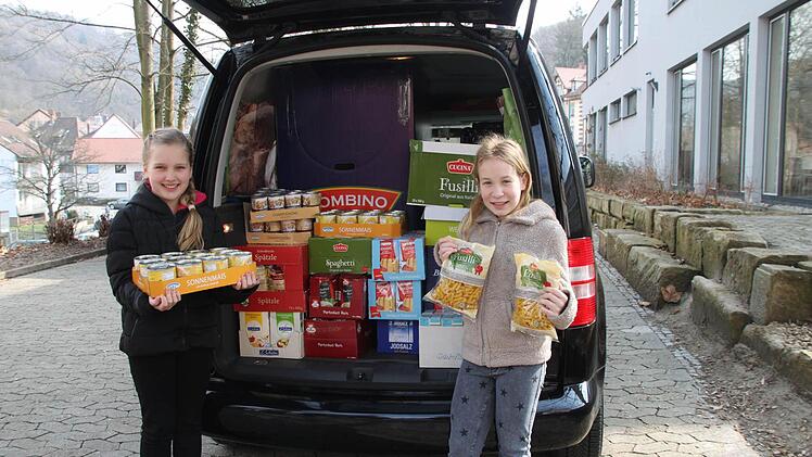 Scarlett Rosemann und Julia Schmidt (von links) haben 115 Euro Spendengelder gesammelt und davon Lebensmittel für die Tafel kauft. Ihre Aktion läuft wie die Ice-Bucket-Challenge. Foto: Julia Schilling