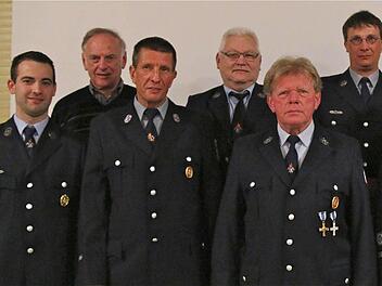 Die Schwärzelbacher Wehr ehrte langjährige Mitgliedschaften und ernannte Ehrenmitglieder (vorn, v. l.): Simon Beck, Reinhart Vogler, Wolfgang Scholz; (hinten, v. l.): Albert Müller, Günter Heim, Andreas Schmitt.   Fotos: Gerd Schaar
