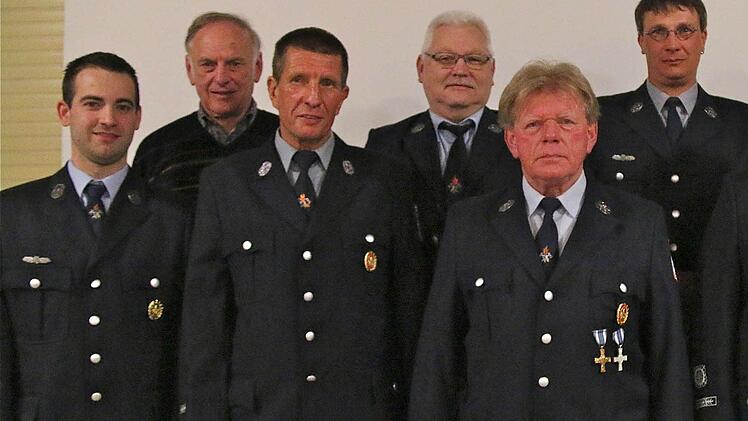 Die Schwärzelbacher Wehr ehrte langjährige Mitgliedschaften und ernannte Ehrenmitglieder (vorn, v. l.): Simon Beck, Reinhart Vogler, Wolfgang Scholz; (hinten, v. l.): Albert Müller, Günter Heim, Andreas Schmitt.   Fotos: Gerd Schaar