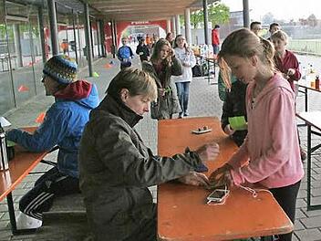 Nach jeder Runde gab es einen Stempel für die Schüler, die sich selbst Sponsoren gesucht hatten. Foto: Sylvia Hubele