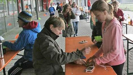 Nach jeder Runde gab es einen Stempel für die Schüler, die sich selbst Sponsoren gesucht hatten. Foto: Sylvia Hubele