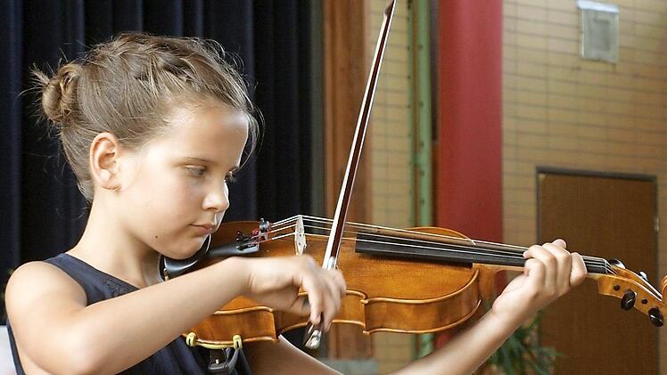 Amelie Angles umrahmte mit ihrer Bratsche die Abschlussfeier an der Mittelschule Oberes Rodachtal.