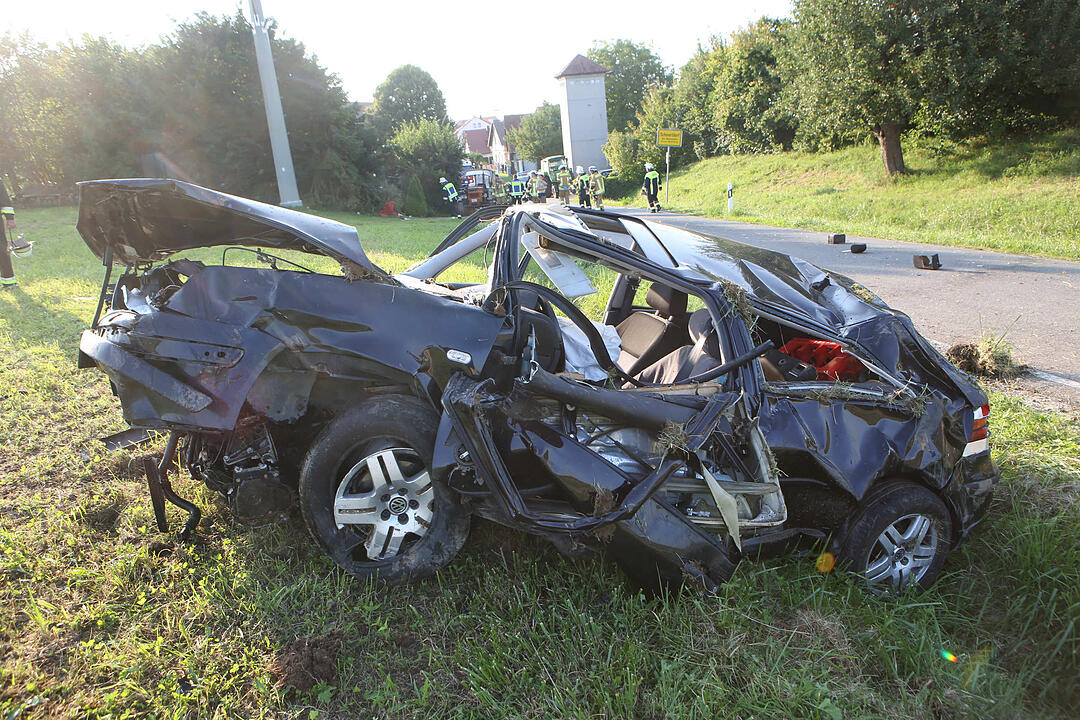 Schmerldorf: 20-Jähriger bei Unfall aus Auto geschleudert und schwerst verletzt
