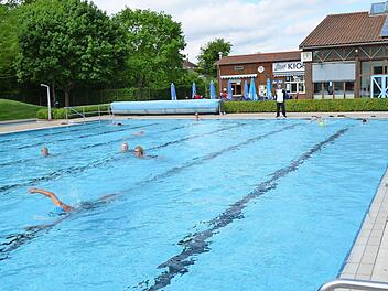 Trotz der nicht einladenden Au&szlig;entemperaturen haben sich viele Schwimmer das Anschwimmen 2018 nicht nehmen lassen; dar&uuml;ber wacht der Fachangestellte f&uuml;r B&auml;derbetriebe, Oliver Fischer (hinten am Beckenrand). Foto: Thomas Micheel