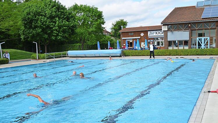 Trotz der nicht einladenden Au&szlig;entemperaturen haben sich viele Schwimmer das Anschwimmen 2018 nicht nehmen lassen; dar&uuml;ber wacht der Fachangestellte f&uuml;r B&auml;derbetriebe, Oliver Fischer (hinten am Beckenrand). Foto: Thomas Micheel