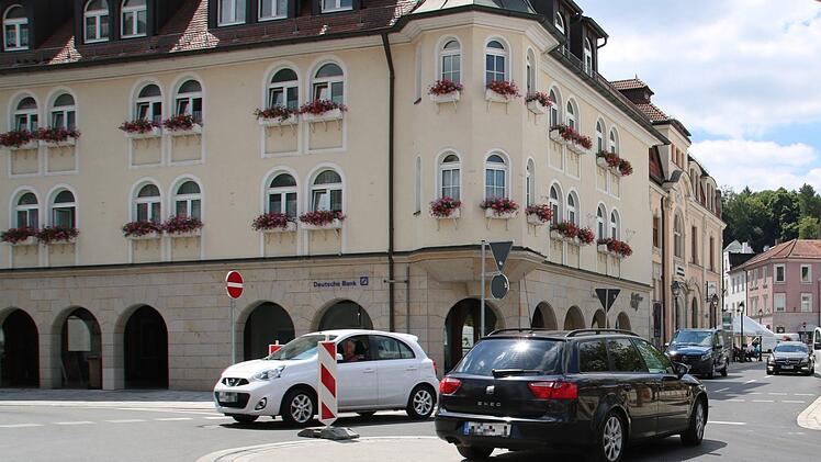 Während der Fahrer des weißen Autos den Kreis  vorschriftsmäßig ausfährt, sucht  sich der Fahrer des dunklen Autos den geraden Weg direkt über die Markierung. Foto: Katrin Geyer