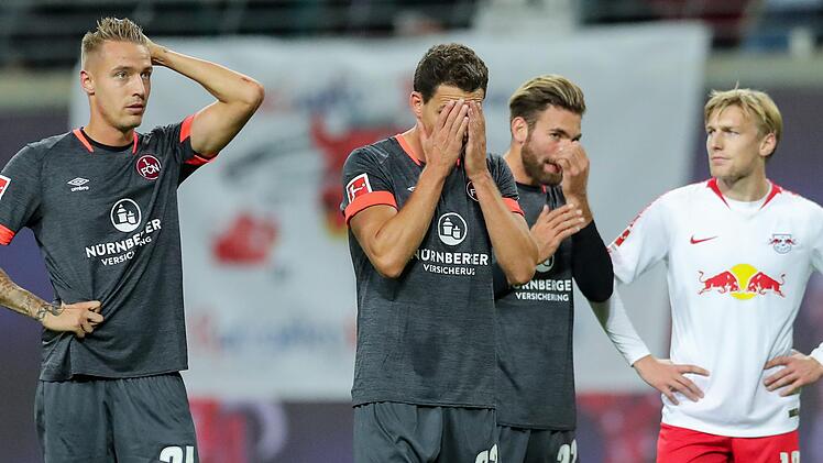 Schwer verdaulich war für die Nürnberger Ondrej Petrak, Georg Margreitter und Enrico Valentini (von links) der Spielverlauf in Leipzig. Dafür war auch RB-Mittelfeldstratege Emil Forsberg (rechts) verantwortlich. Foto: Jan Woitas, dpa