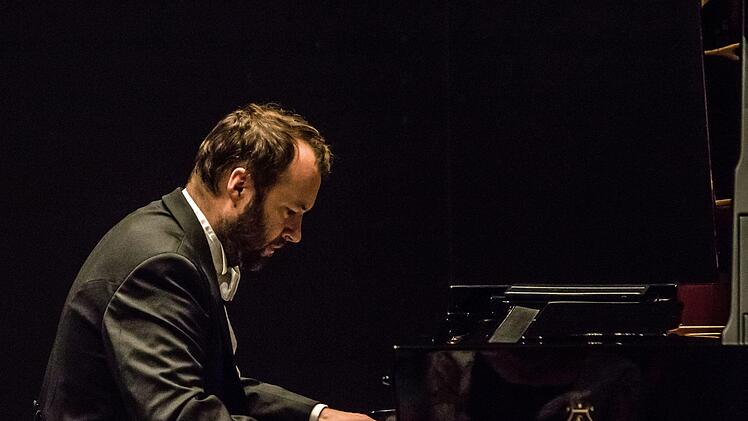 Beeindruckend: Der Pianist Piotr Salajczyk gestaltete eine außergewöhnlichen Klavierabend in Coburg.Foto: Jochen Berger