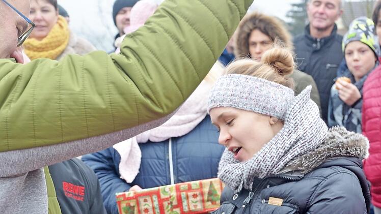 Monika Hauke vom Rewe-Markt bezahlte ihre Wettschuld sofort.