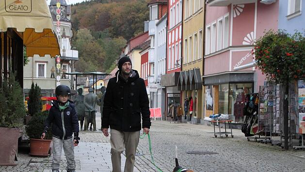 Vater und Sohn in der Fußgängerzone: Viele Bürger wünschen sich eine Belebung der Innenstadt.  Foto: Ulrike Müller