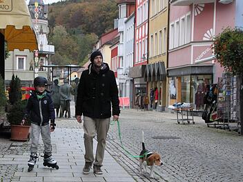 Vater und Sohn in der Fußgängerzone: Viele Bürger wünschen sich eine Belebung der Innenstadt.  Foto: Ulrike Müller