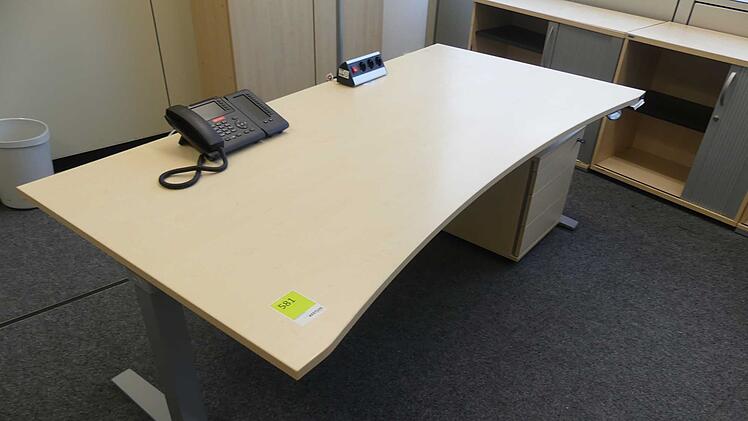 Erlangen: Siemens versteigert komplette B&uuml;roeinrichtungen - Schreibtische, K&uuml;che und Co.