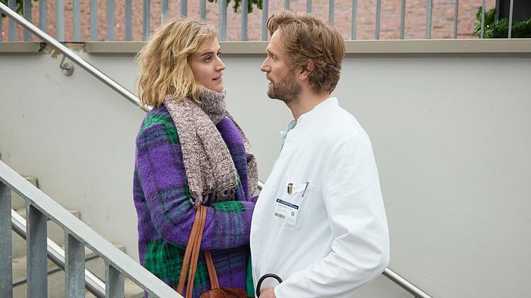 Krankenschwester Nora (Morgane Ferru) und Dr. Eric Lechner (Ulrich Brandhoff) können das Fest der Liebe nicht gemeinsam verbringen.