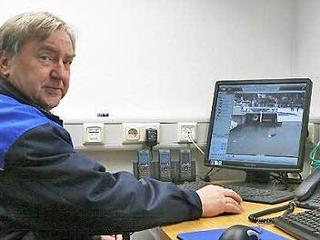 Bernhard Kroner hat am Lauter-Überleiter alles im Blick. Schon jetzt kann er die Anlage von der Zentrale am Froschgrundsee aus überwachen, ab Juli übernimmt ein Computer die Fernsteuerung.