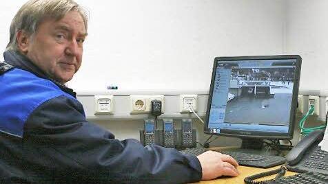 Bernhard Kroner hat am Lauter-Überleiter alles im Blick. Schon jetzt kann er die Anlage von der Zentrale am Froschgrundsee aus überwachen, ab Juli übernimmt ein Computer die Fernsteuerung.